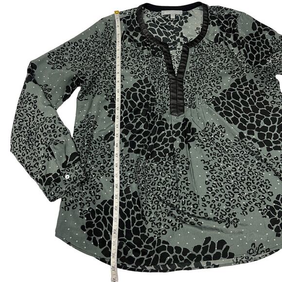 Daniel Rainn Blouse Animal Print V-Neck Roll Tab Sleeve Gray Black Women's L - Picture 5 of 14
